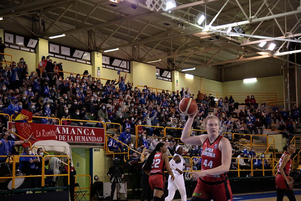 Extraordinario ambiente en un Würzburg que volvía al cien por cien de aforo y que empujó al CB Avenida a conseguir la primera victoria en la eliminatoria europea ante Girona 