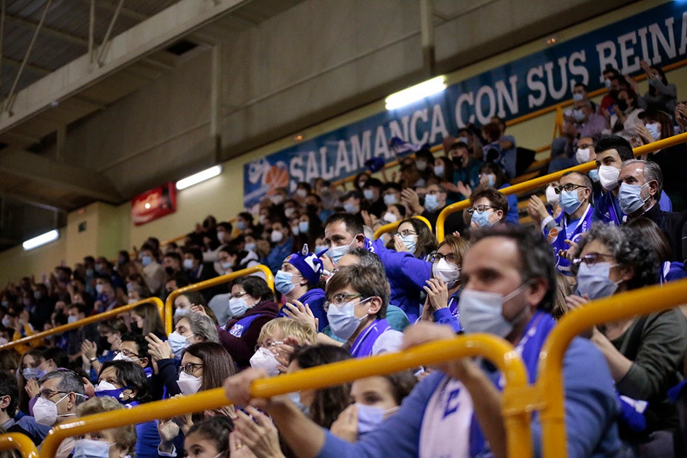 Extraordinario ambiente en un Würzburg que volvía al cien por cien de aforo y que empujó al CB Avenida a conseguir la primera victoria en la eliminatoria europea ante Girona 