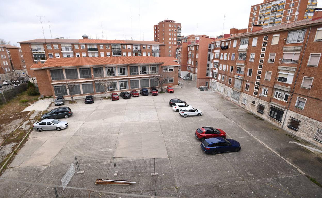 Patio de la calle Juan de Herrera en la que se habilitarán las nuevas plazas de aparcamiento. 