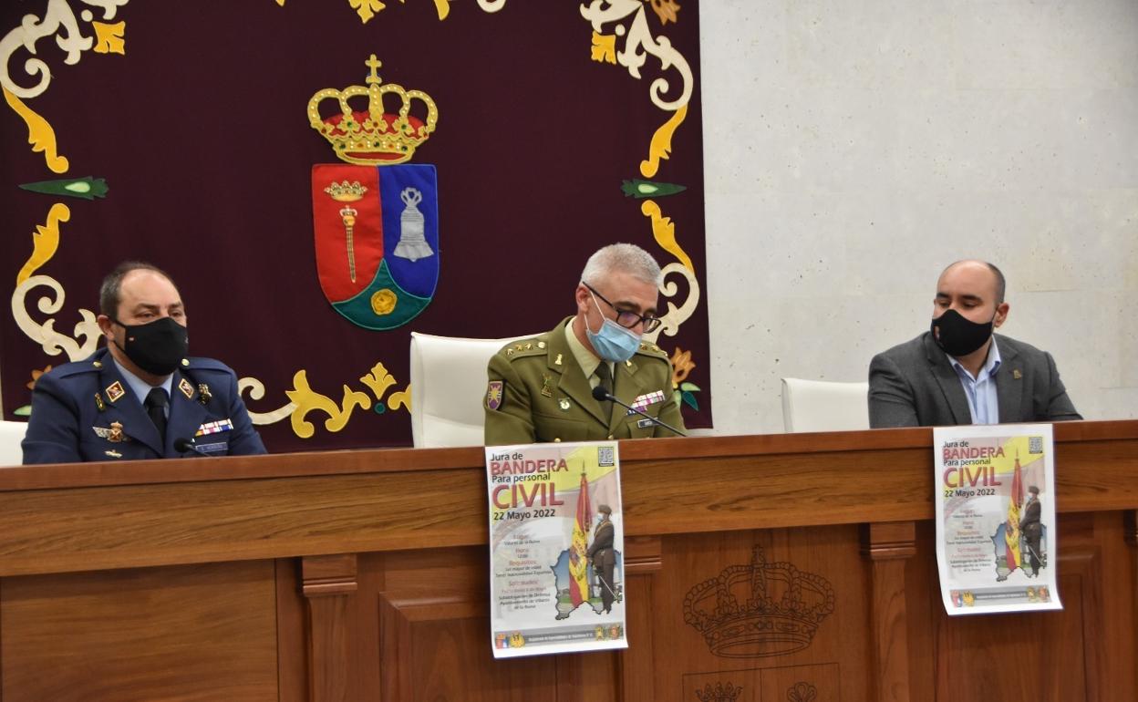 Un momento de la presentación, con Emilio García Herrera, subdelegado de Defensa; Ignacio Javier García Lopez, coronel del Mando de Ingenieros; y José Ventura Recio García, alcalde de Villares de la Reina. 