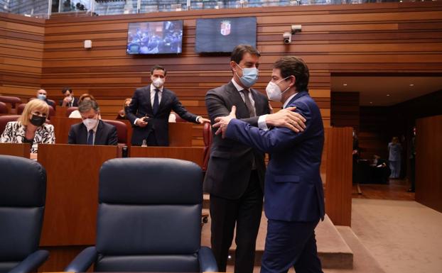 Alfonso Fernández Mañueco recibe el saludo de Ángel Ibáñez, consejero de Presidencia en funciones, antes de comenzar la sesión. 