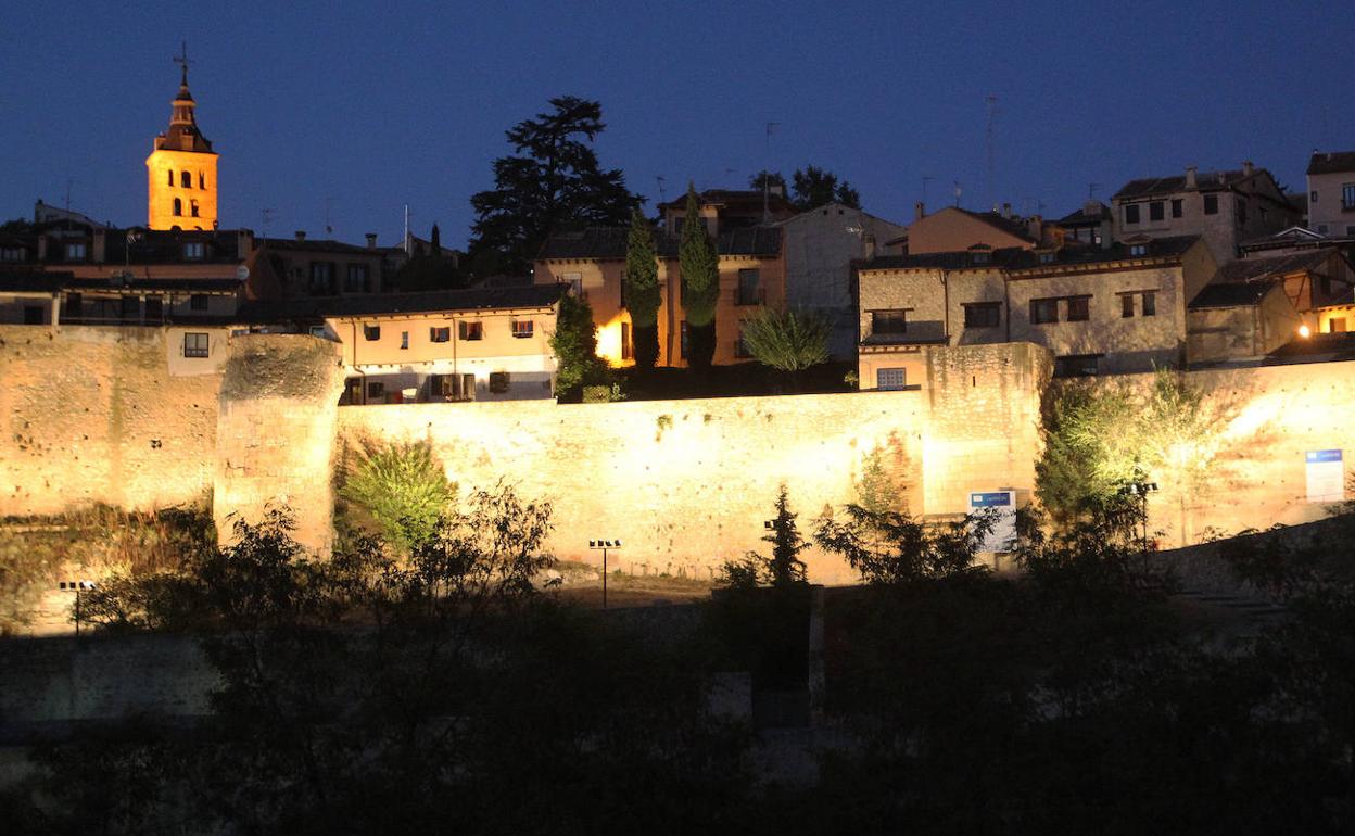 Muralla de Segovia iluminada. 