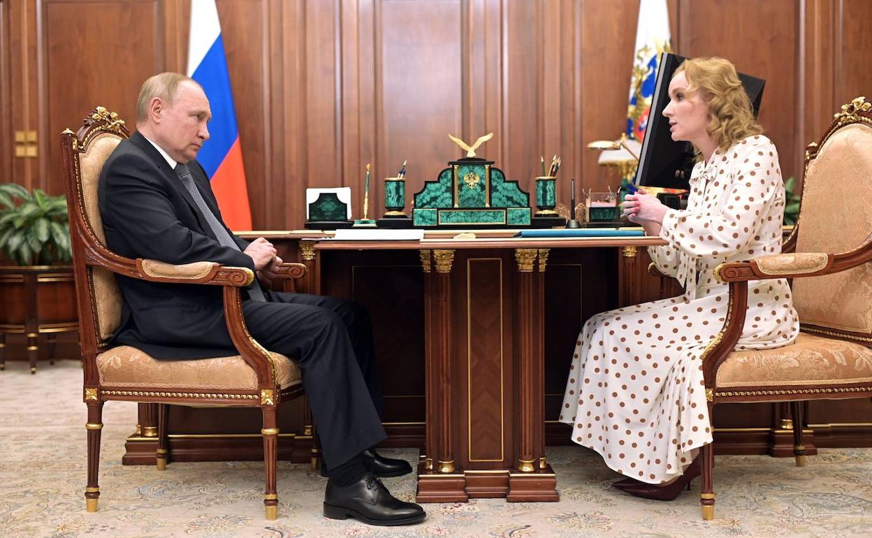 El presidente ruso, Vladimir Putin, reunido ayer con la comisionada para los Derechos del Niño, Maria Lvova-Belova.