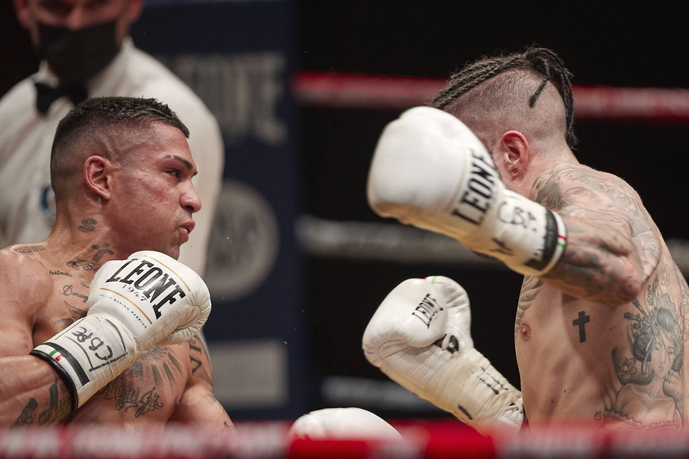 Diferentes momentos del combate entre Salvi Jiménez y Adrían Rodríguez. 