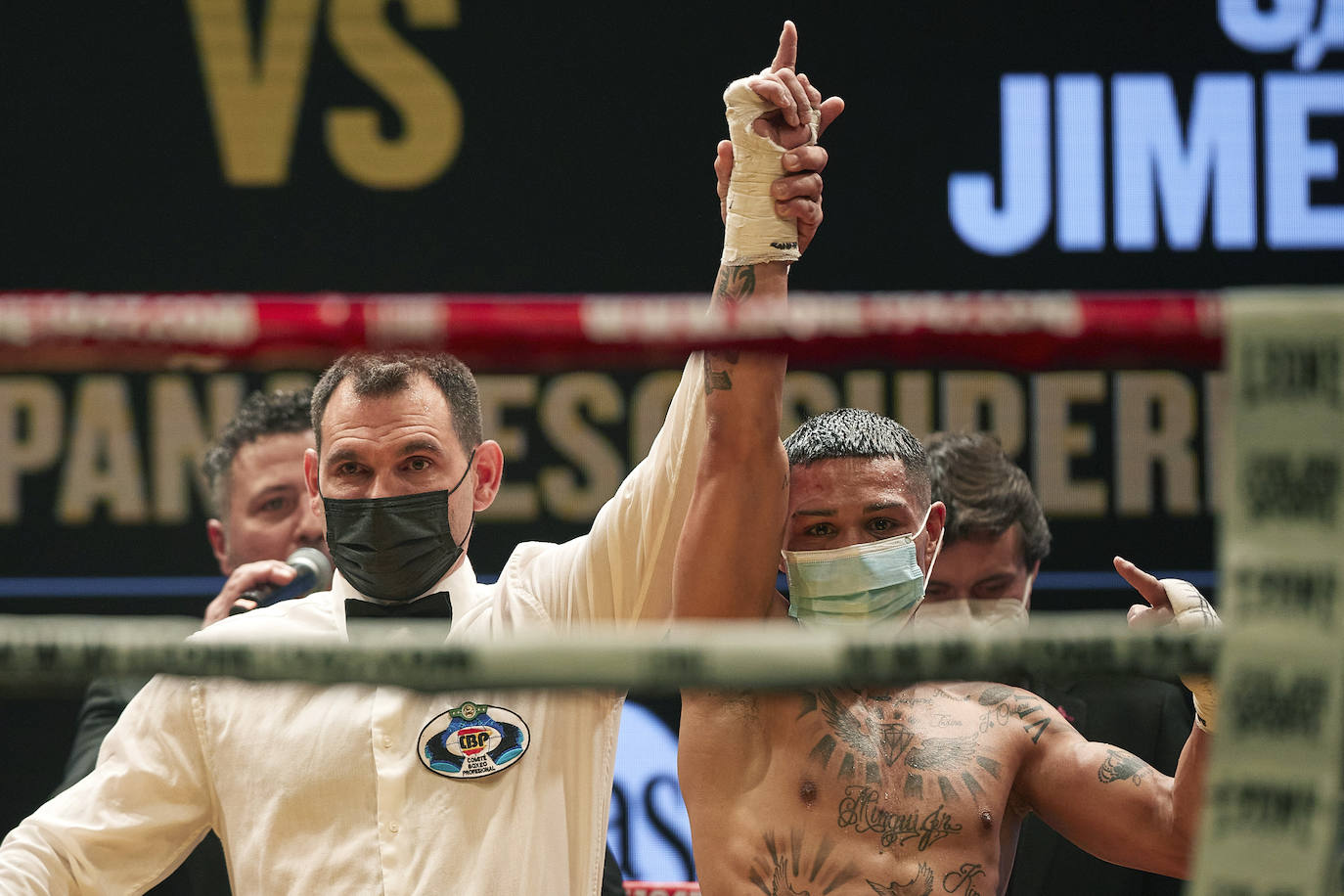 Diferentes momentos del combate entre Salvi Jiménez y Adrían Rodríguez. 