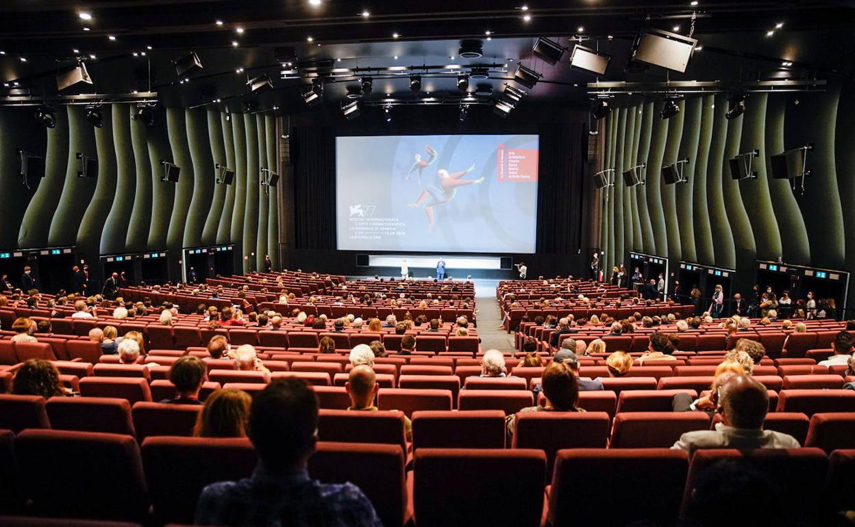 Varios espectadores, en una sala de cine durante la pandemia. 