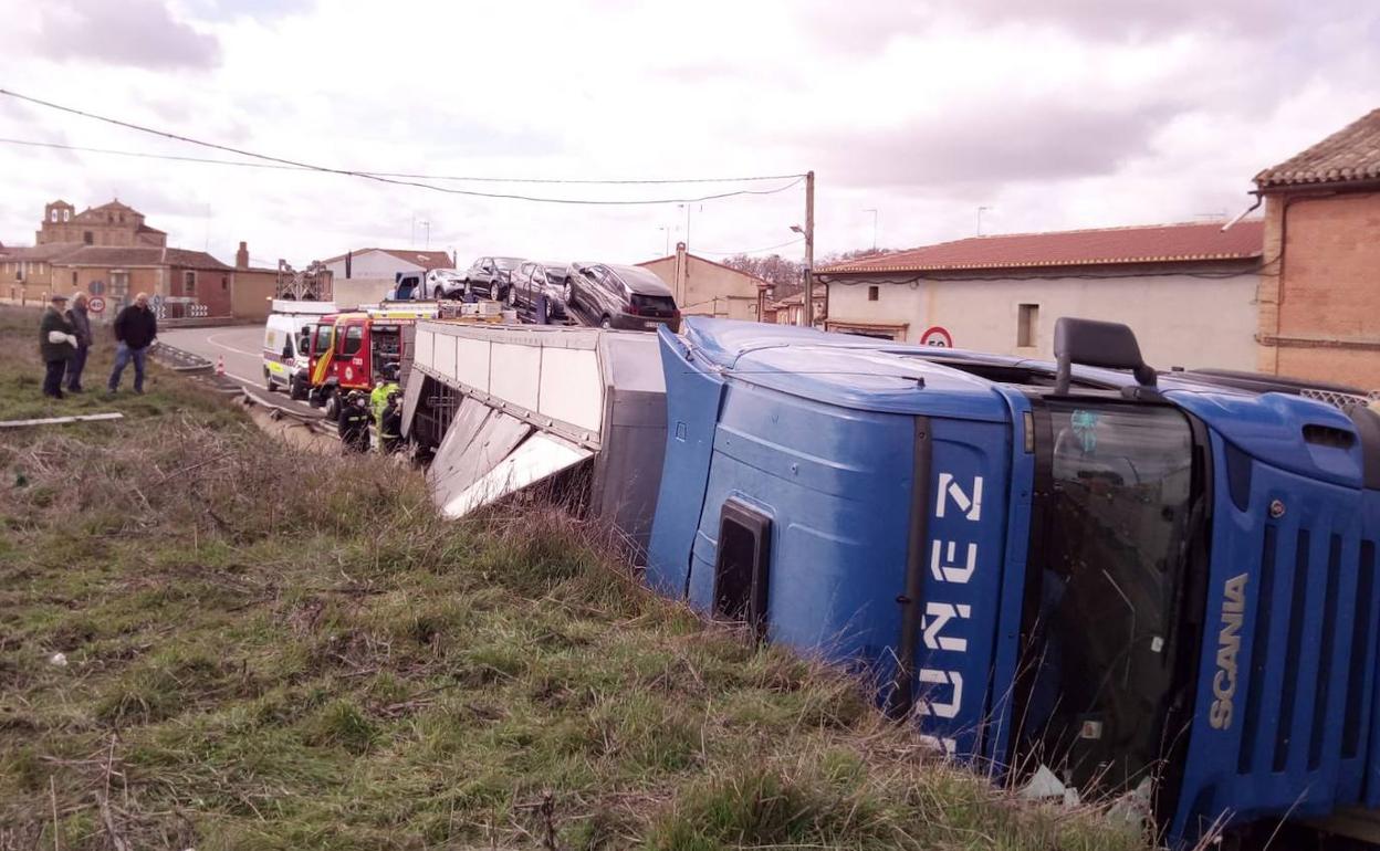 Camión volcado en la Nacional 610 a su paso por Valdunquillo. 