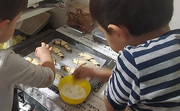 Imagen principal - Cruasanes rellenos de chocolate