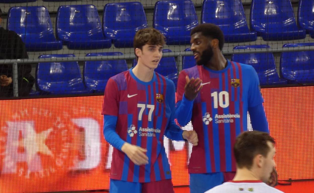 Pablo Urdangarin conversa con un compañero el día de su debut en Champions. 
