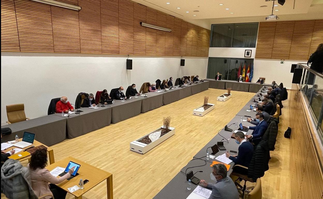 Pleno de la Diputación de Salamanca donde se aprobó el plan bienal de carretas para 2022 y 2023. 