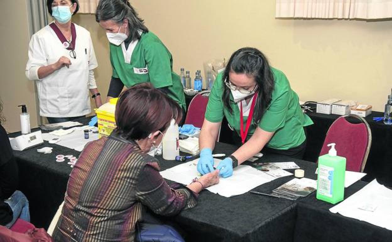 Pruebas para la detección de diabetes, ayer, con motivo del Día Mundial del Riñón. 