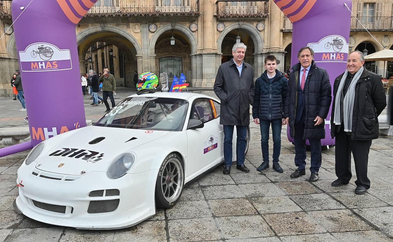 El alcalde de Salamanca, Carlos García Carbayo, junto al piloto salmantino, Félix Aparicio