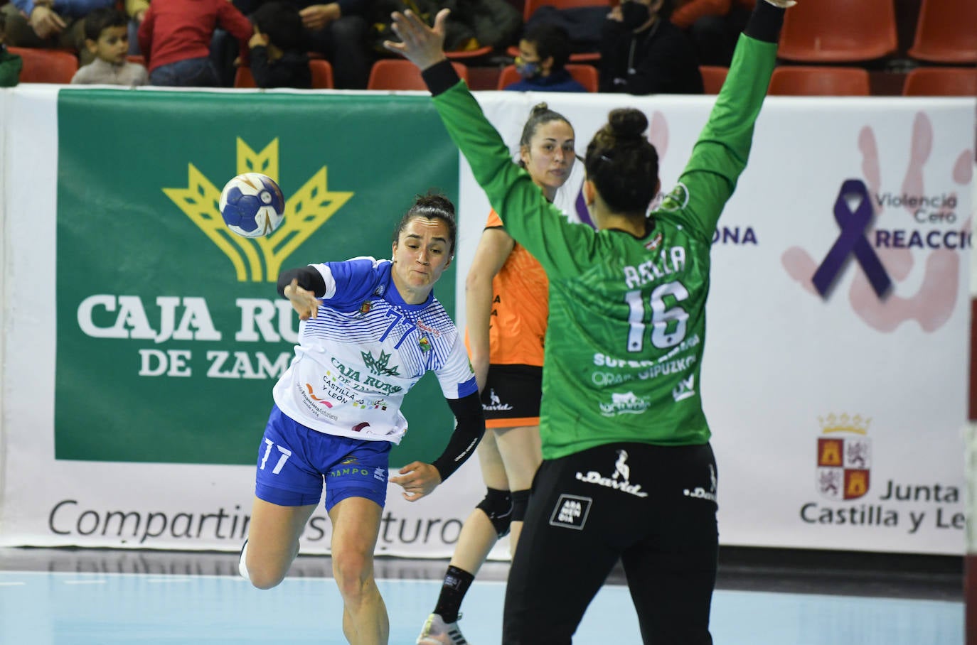 Partido entre el Balonmano Aula Cultural y el Balonmano Bera Bera. 