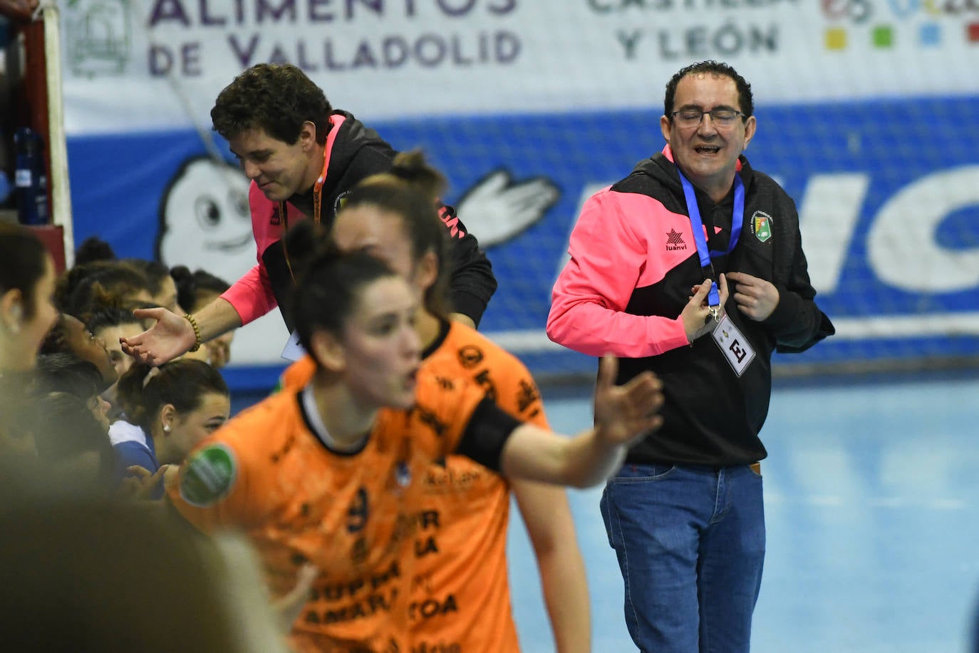 Partido entre el Balonmano Aula Cultural y el Balonmano Bera Bera. 