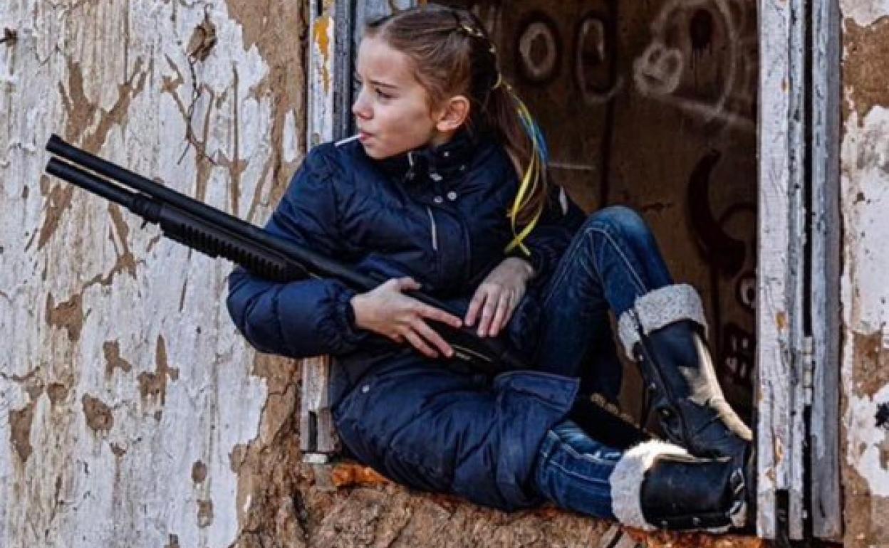 Guerra en Ucrania: la niña de la piruleta y el fusil