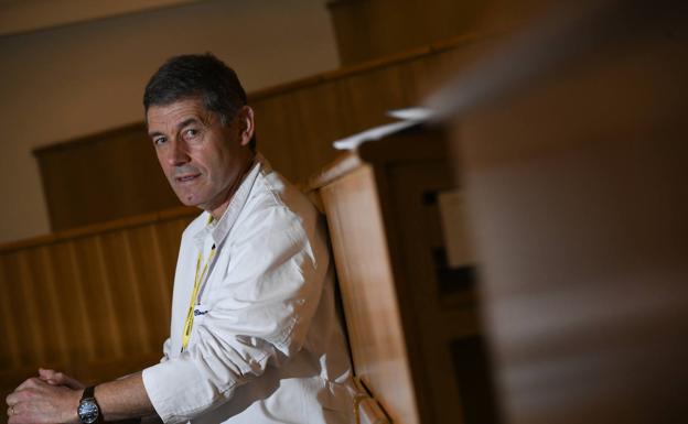 El doctor José María Eiros Bouza, en la Facultad de Medicina de Valladolid. 