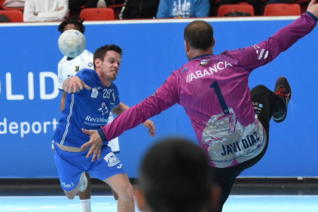 Fotos: El Recoletas Atlético Valladolid sale de puestos de descenso tras la victoria ante el Cangas (31-26)