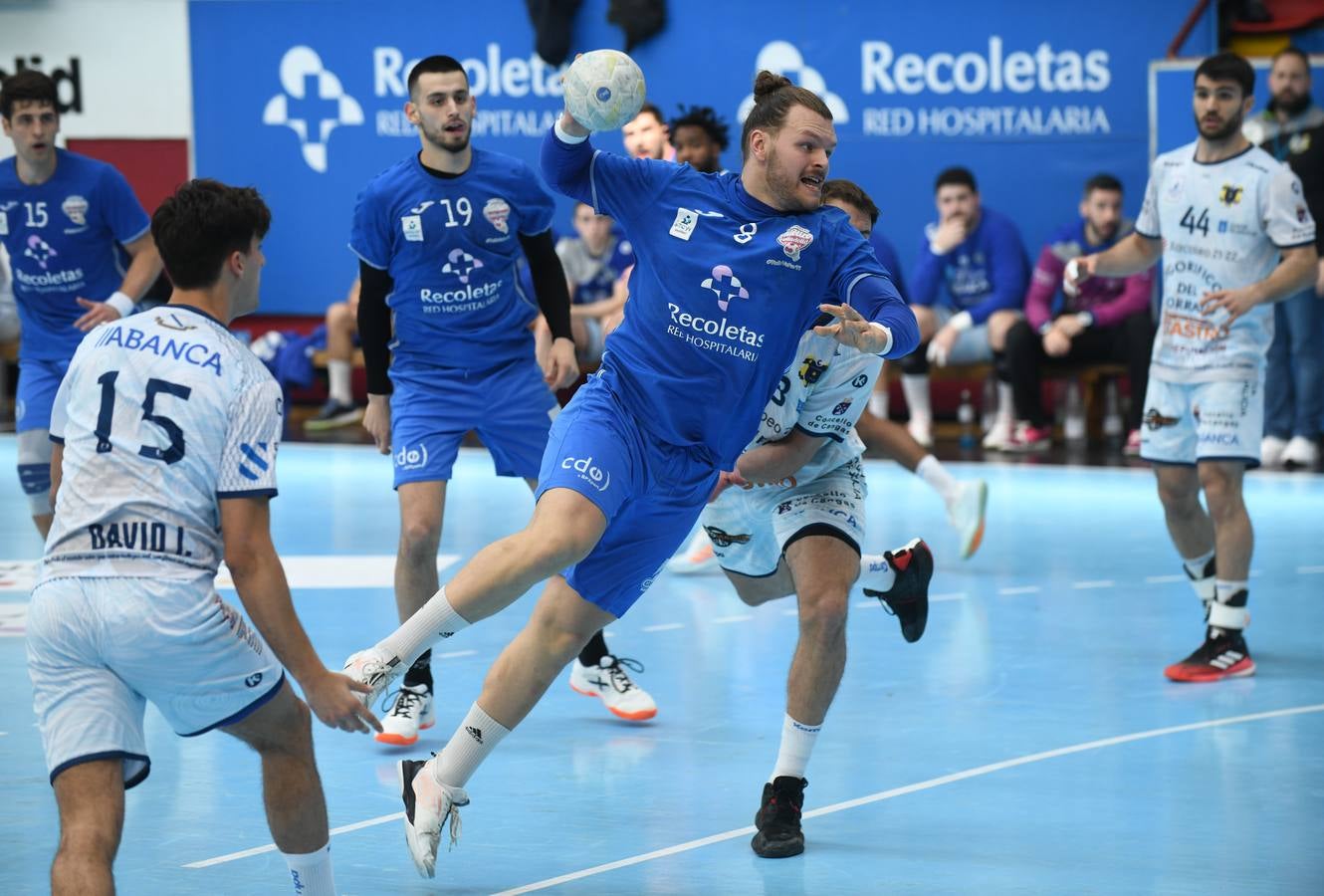 Fotos: El Recoletas Atlético Valladolid sale de puestos de descenso tras la victoria ante el Cangas (31-26)