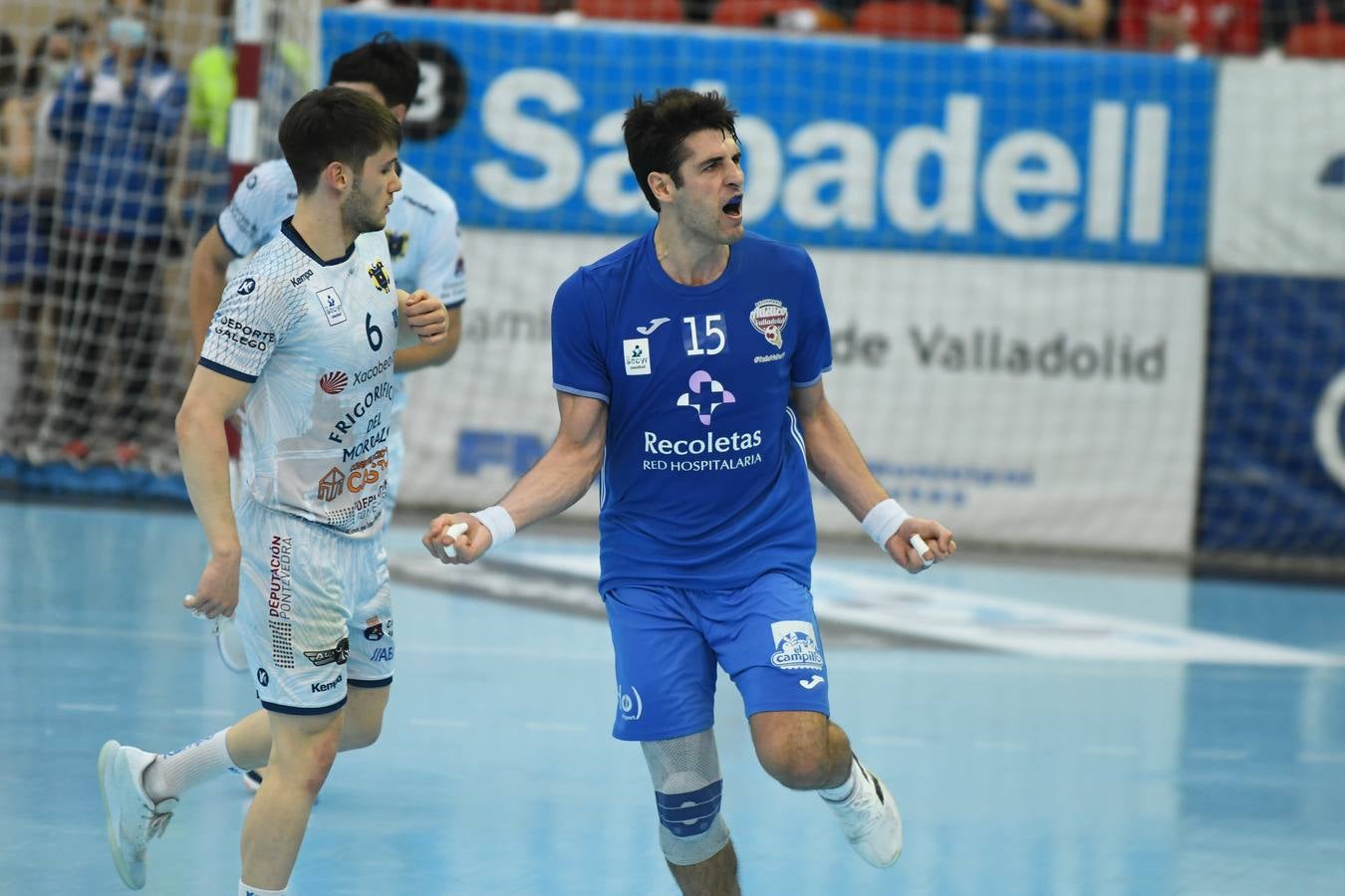 Fotos: El Recoletas Atlético Valladolid sale de puestos de descenso tras la victoria ante el Cangas (31-26)