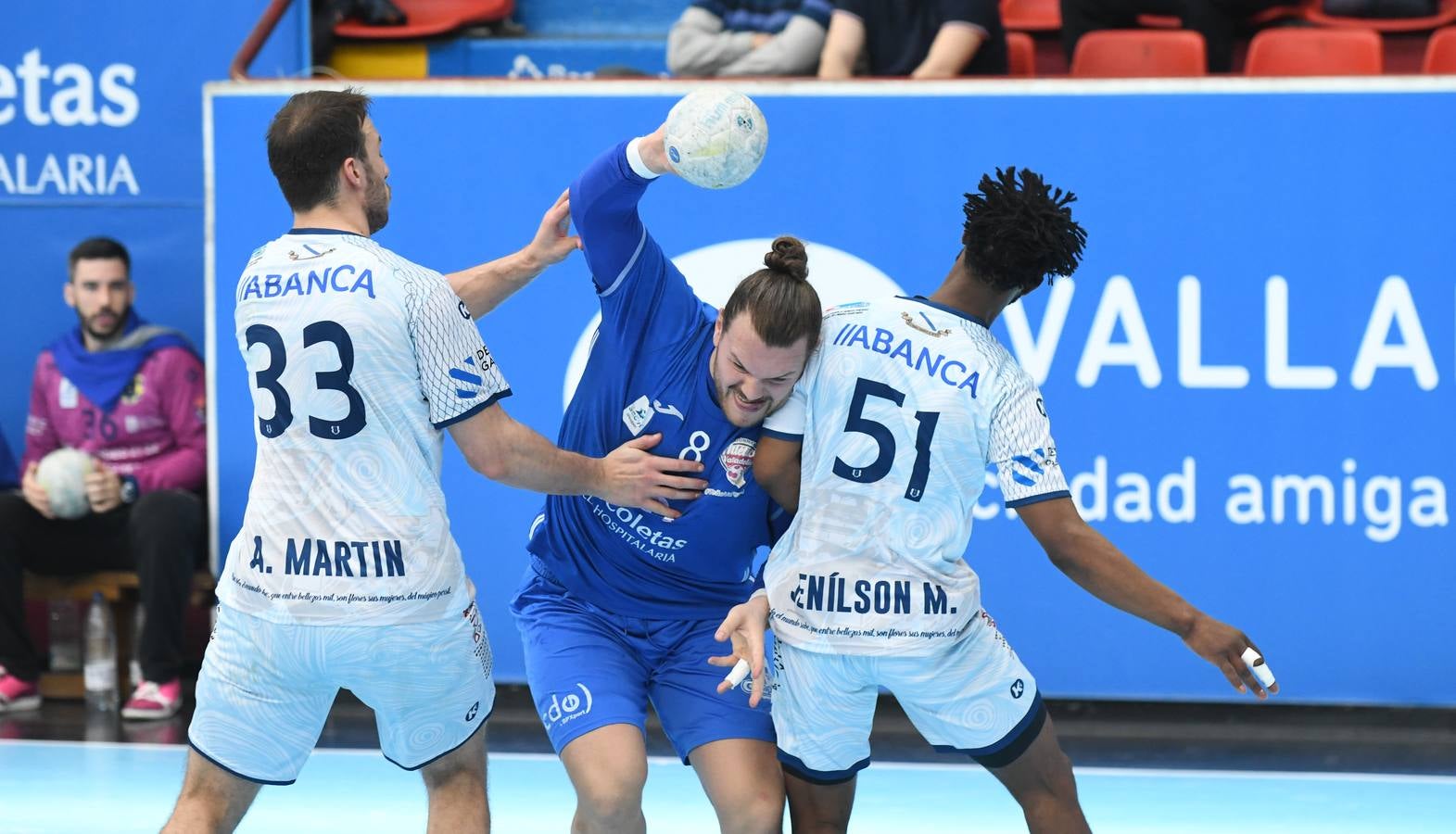 Fotos: El Recoletas Atlético Valladolid sale de puestos de descenso tras la victoria ante el Cangas (31-26)