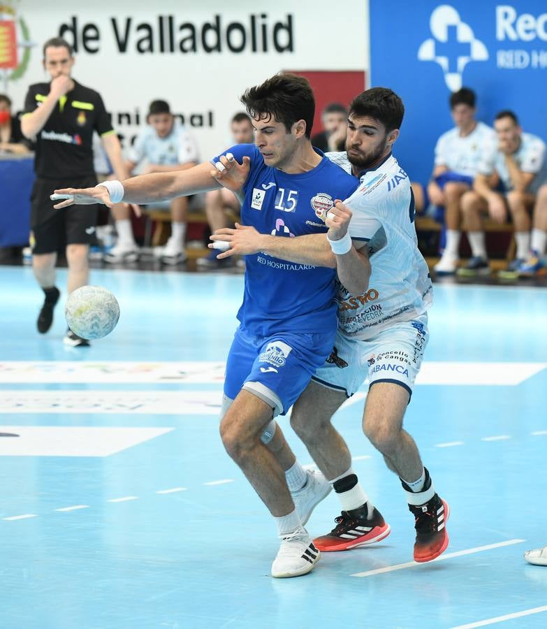 Fotos: El Recoletas Atlético Valladolid sale de puestos de descenso tras la victoria ante el Cangas (31-26)