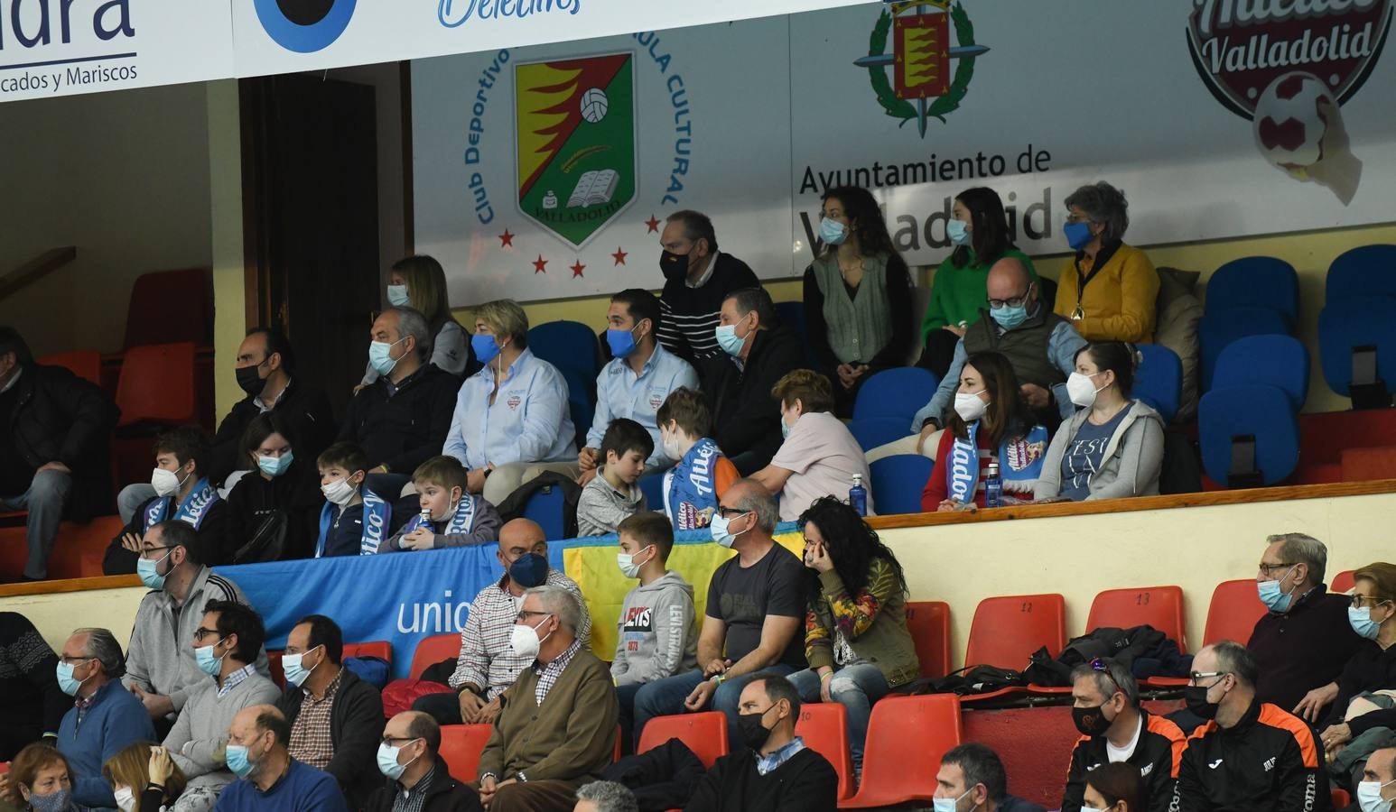 Fotos: El Recoletas Atlético Valladolid sale de puestos de descenso tras la victoria ante el Cangas (31-26)