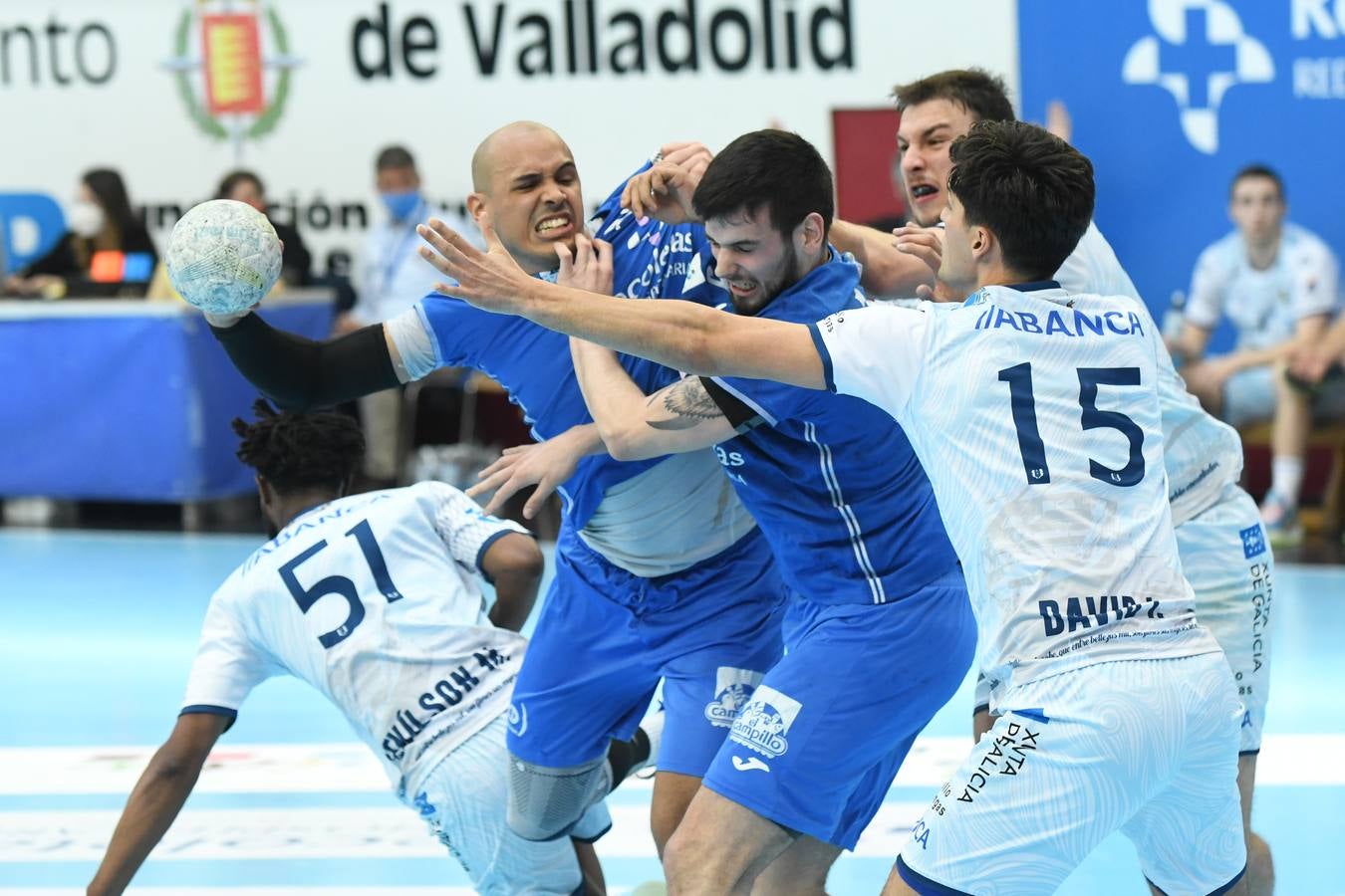 Fotos: El Recoletas Atlético Valladolid sale de puestos de descenso tras la victoria ante el Cangas (31-26)