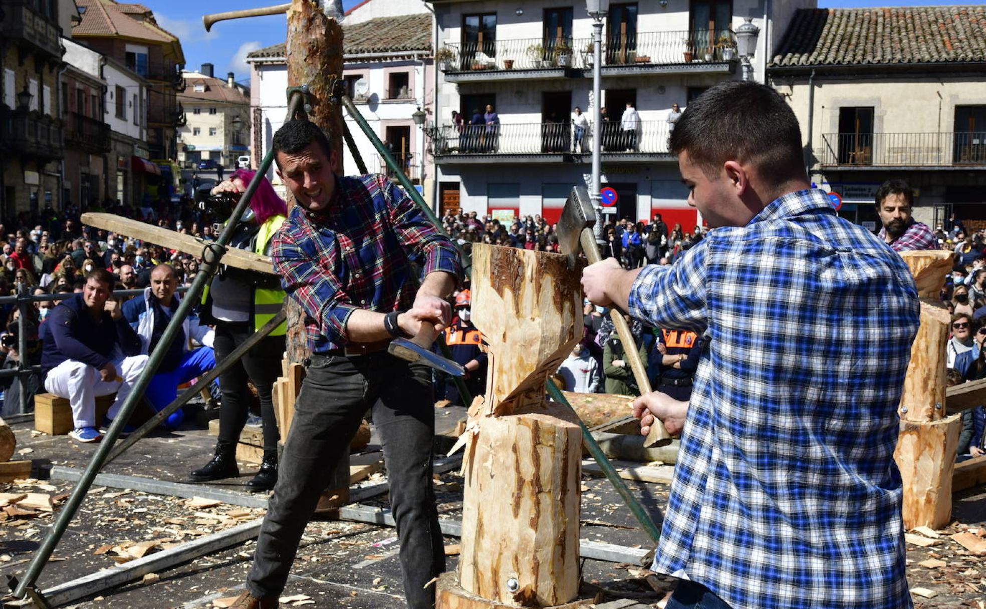 Exhibición de corta de troncos en la plaza de la Corredera de El Espinar, este domingo, en la Fiesta de los Gabarreros. 