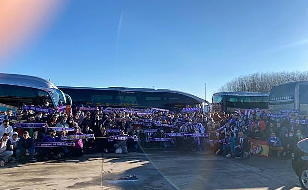 Aficionados blanquivioletas junto a los autocares antes de partir hacia Oviedo. 