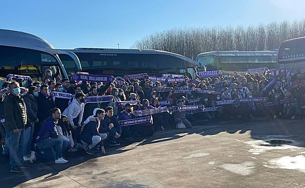 Peñistas y aficionados blanquivioletas posan antes de partir hacia Oviedo. 