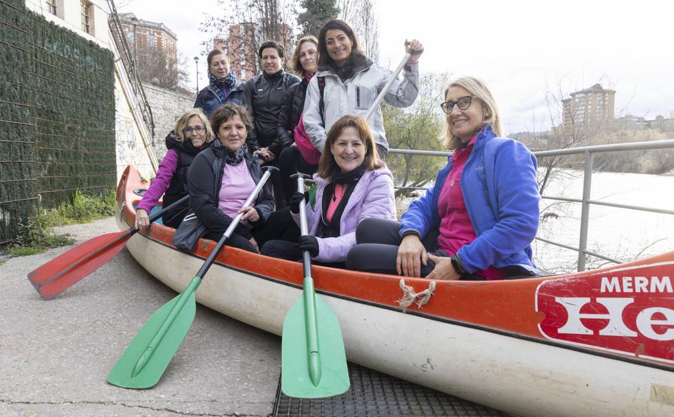 De pie, de izquierda a derecha, Pilar, Patricia Coco (entrenadora), Ana y Paula; sentadas, Nachi, Marta, Inma y Elena. 