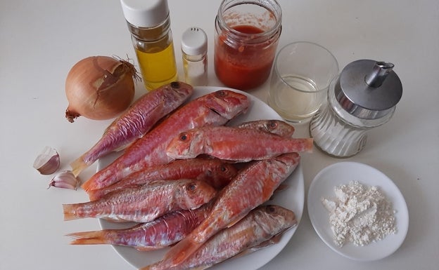 Imagen principal - Receta de salmonetes en salsa de tomate