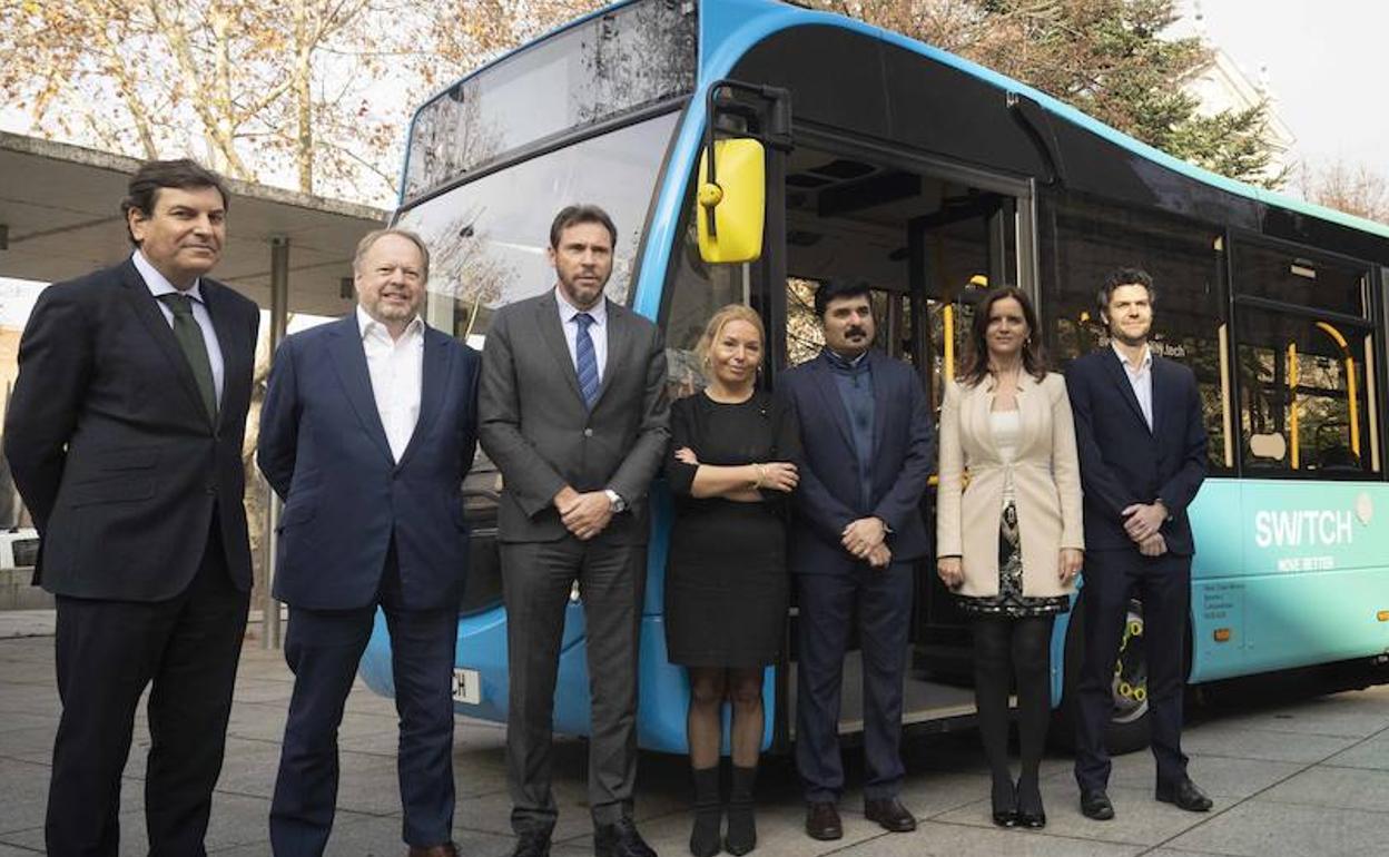 Los directivos de la empresa posan junto al alcalde y los consejeros de la Junta en una de las dos presentaciones del proyecto.