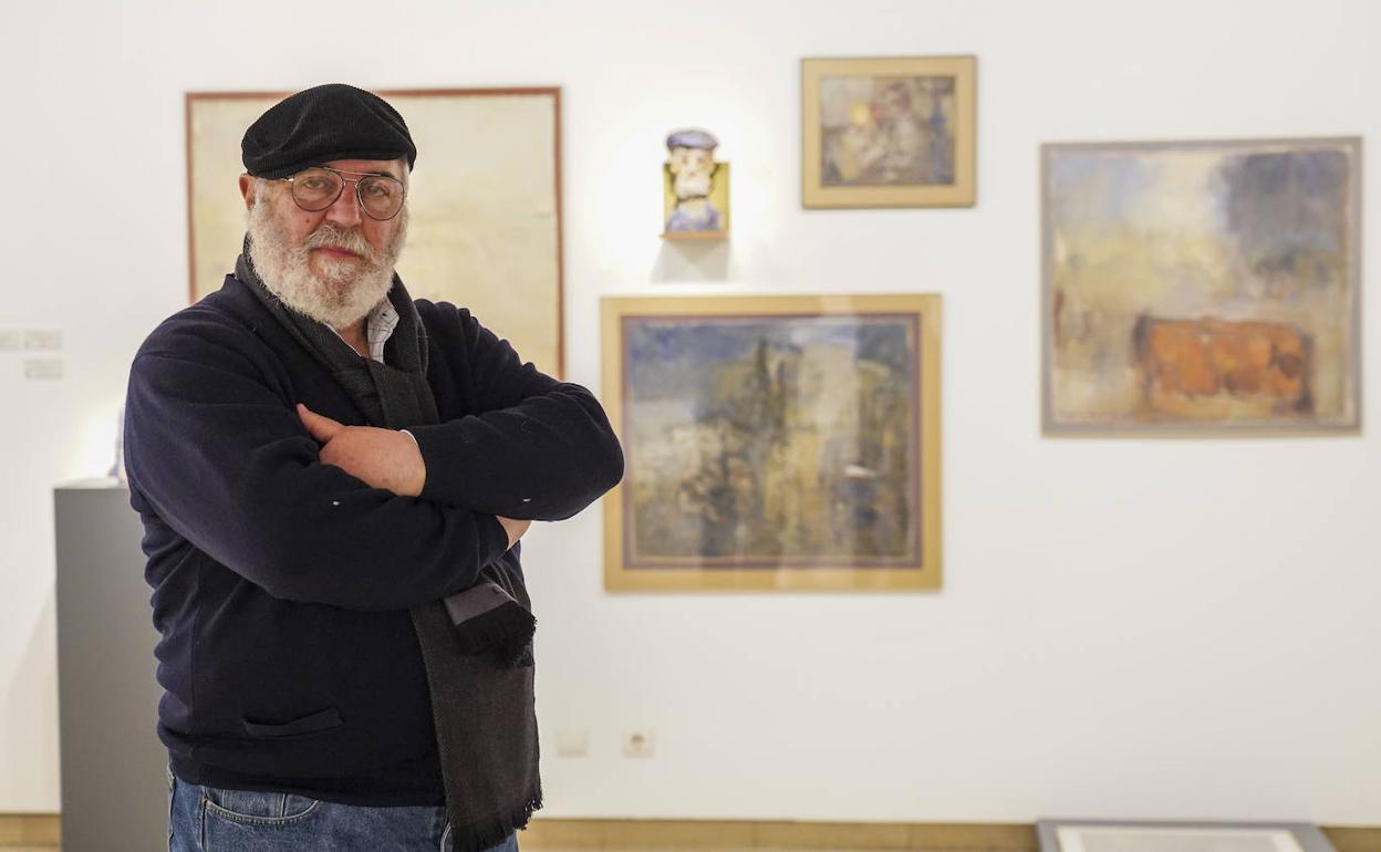 Juan Pablo Sánchez, entre sus obras en la sala de Pimentel. 