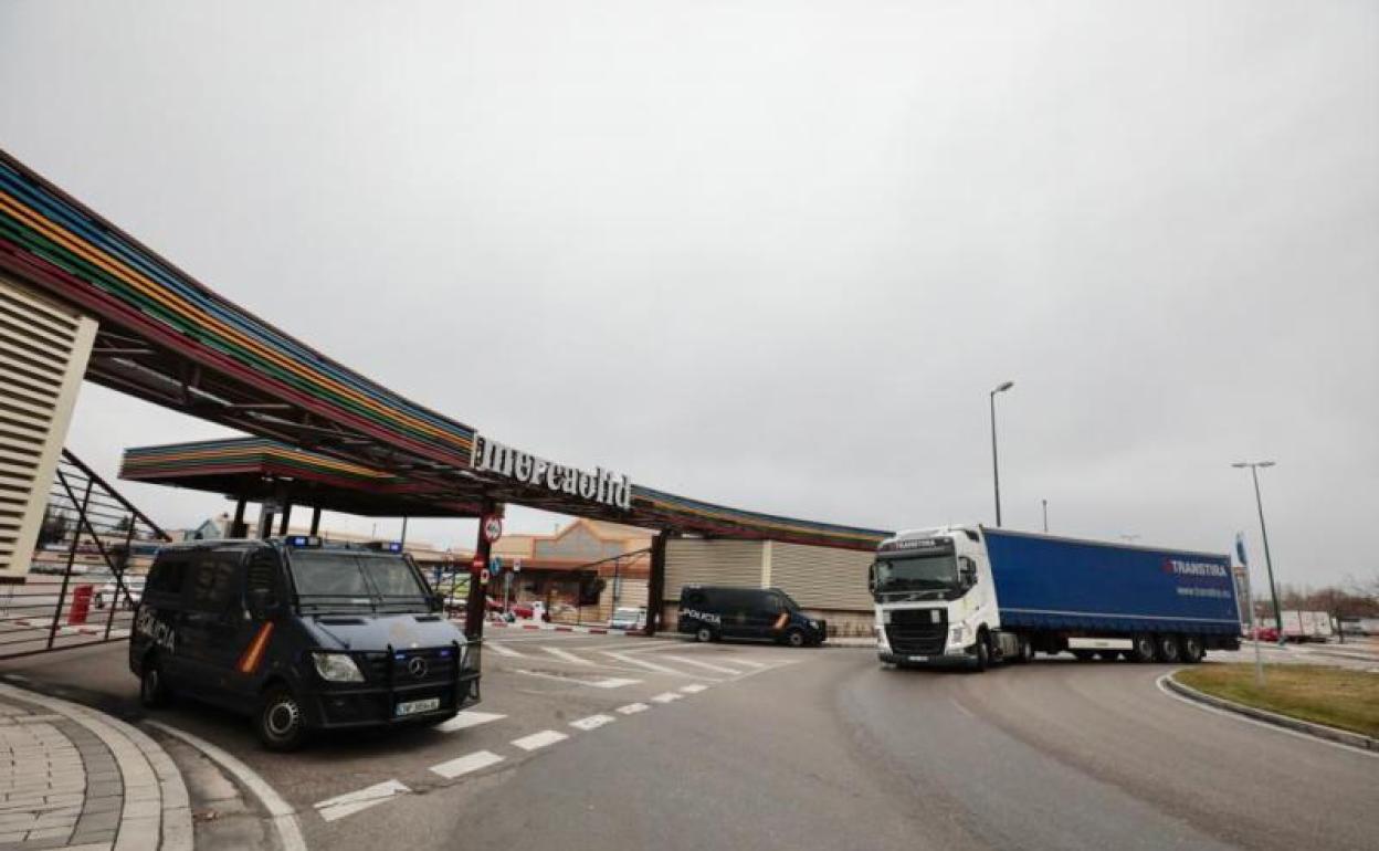 Acceso al mercado central Mercaolid en le mañana de hoy.