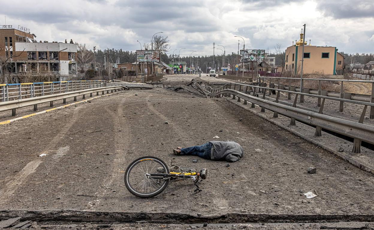 El cuerpo de un ucraniano yace sin vida en un puente de la ciudad de Irpín, cerca de Kiev.