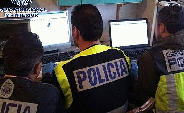 Tres agentes de la Policía Nacional trabajan en la detección de pedófilos en la red.