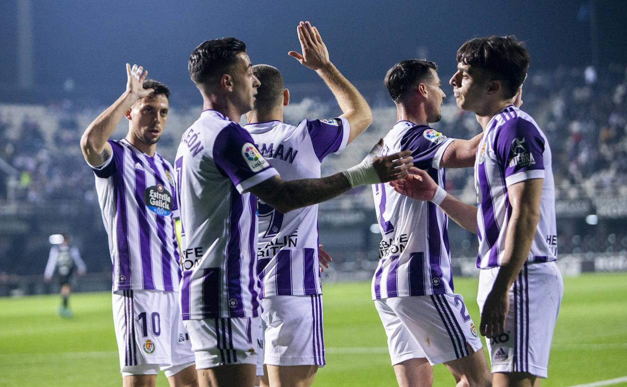 Los jugadores del Real Valladolid se felicitan tras un gol 