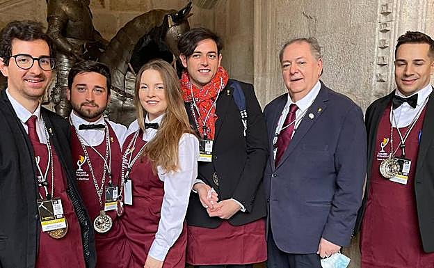 Juan José Alejos posa con los cinco sumilleres de Valaldolid que han acudido a Zamora al campeonato. 