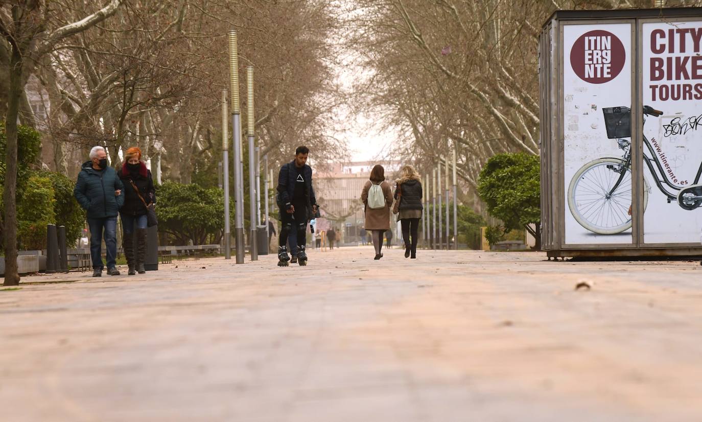 Fotos: La calima cubre Valladolid de un fino manto naranja (1/2)