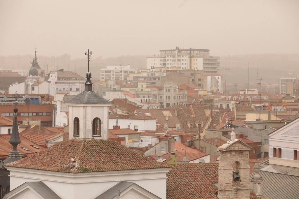 Fotos: La calima cubre Valladolid de un fino manto naranja (1/2)