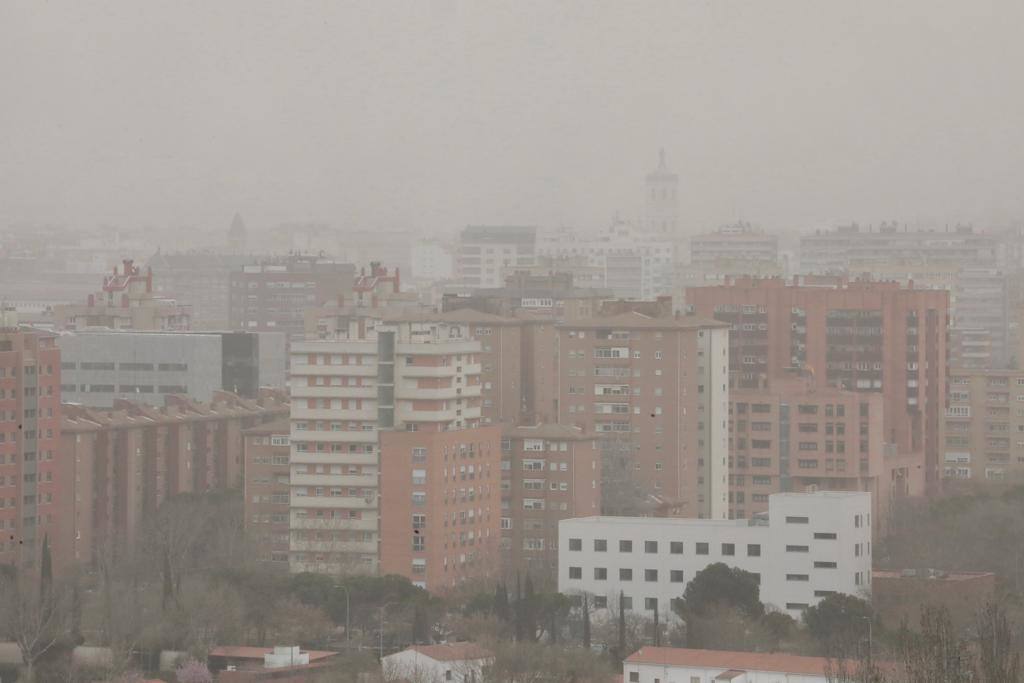 Fotos: La calima cubre Valladolid de un fino manto naranja (2/2)