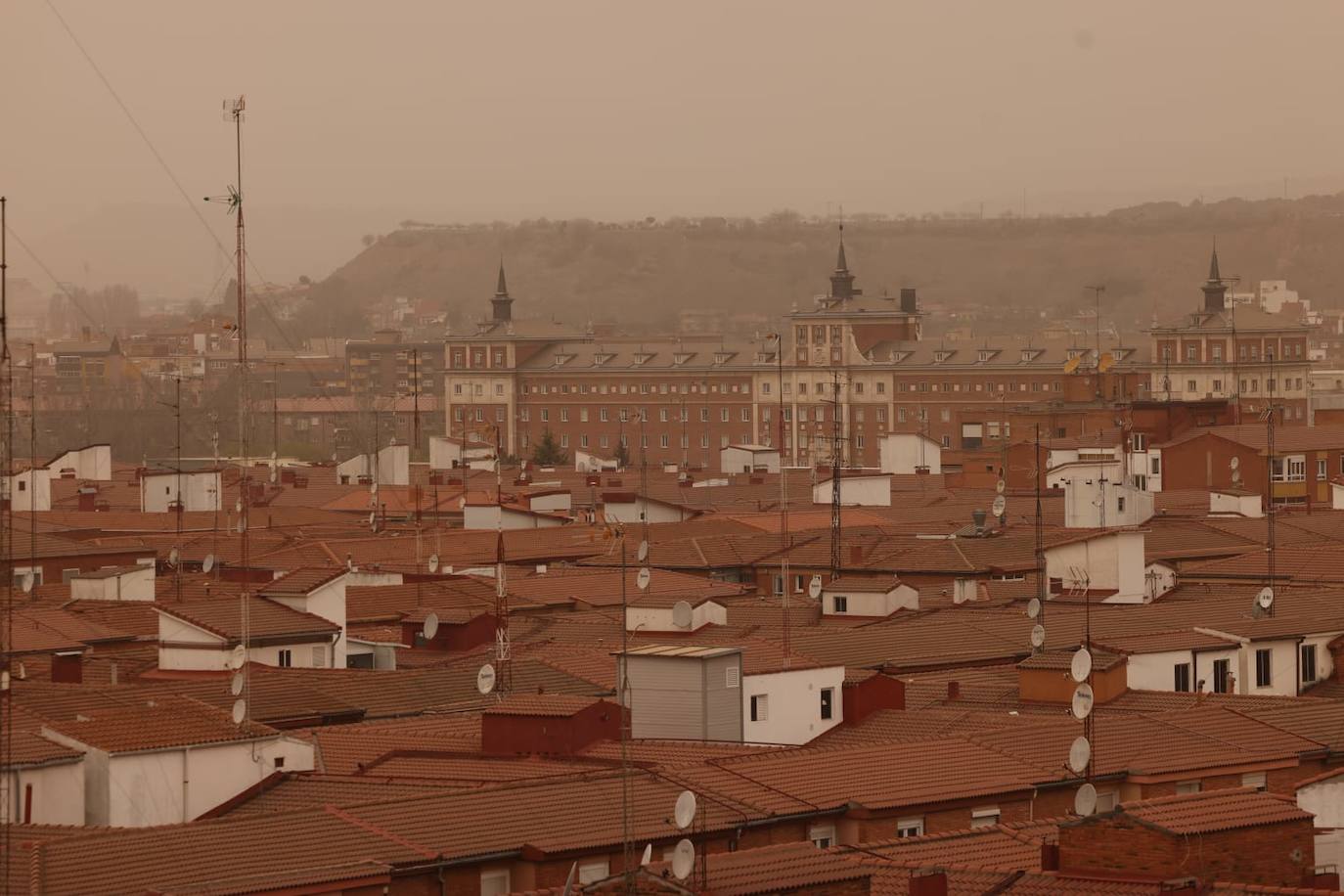 Fotos: La calima cubre Valladolid de un fino manto naranja (2/2)