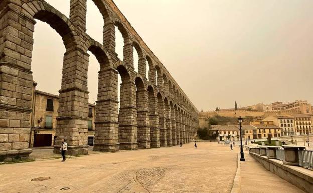 Aspecto del Acueducto y su entorno en la mañana de este martes, envueltos por la calima. 