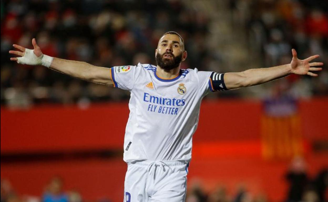 Benzema celebra uno de sus dos goles frente al Mallorca. 