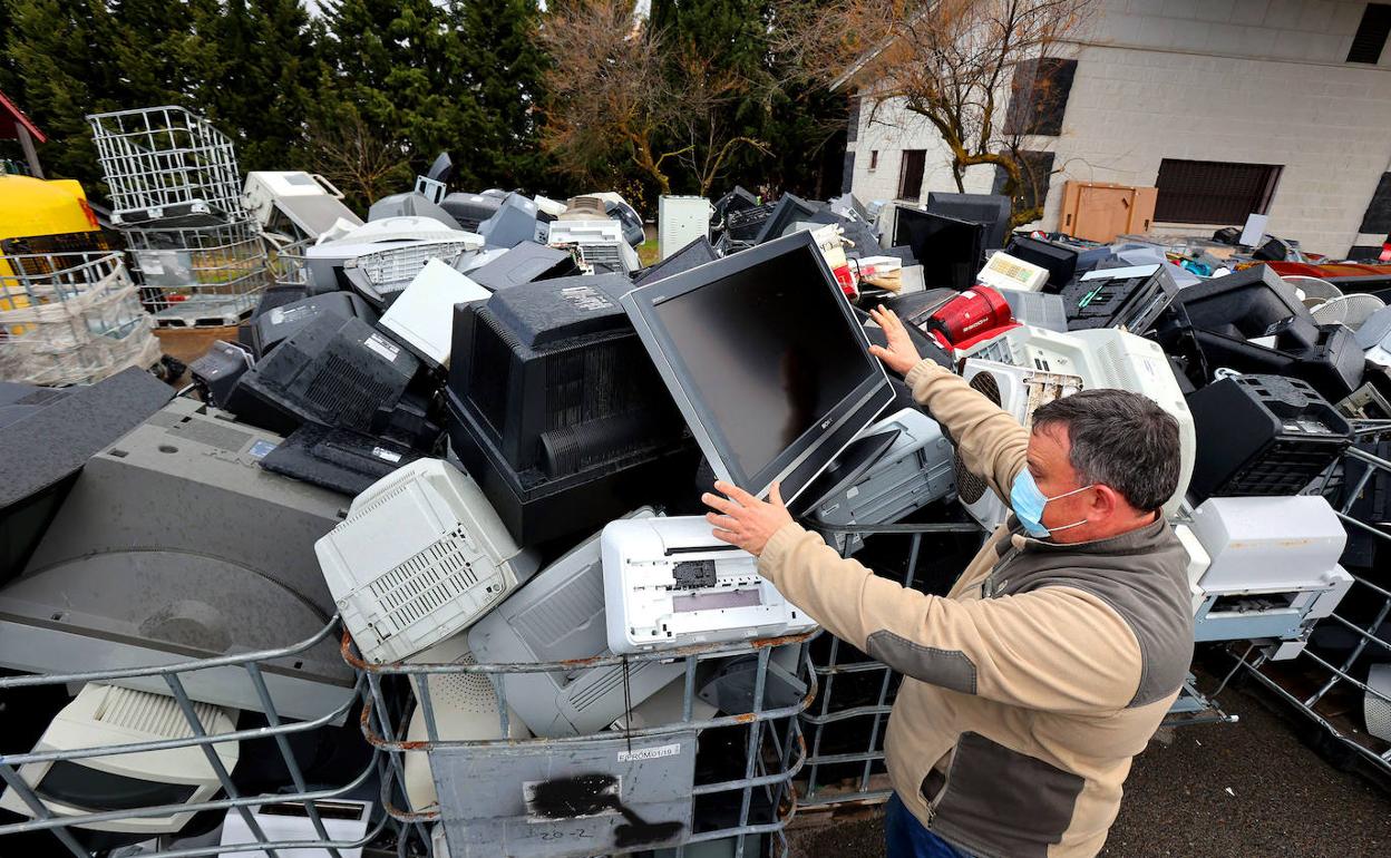 Punto limpio donde se acumulan multitud de aparatos electrónicos y electrodomésticos.