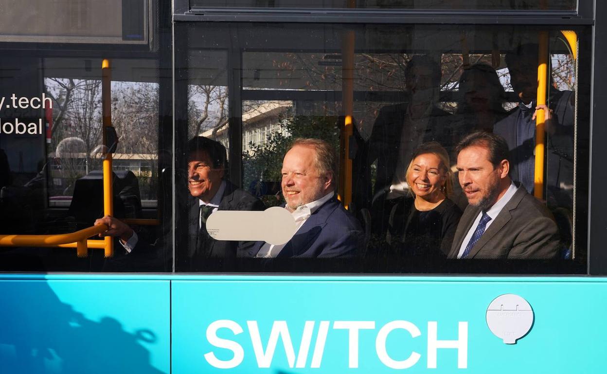 El consejero Carlos Fernánndez Carriedo, el CEO de Switch, Andy Palmer, el alcalde y Eva Driessen, de la empresa, en una de las dos presentaciones del proyecto.