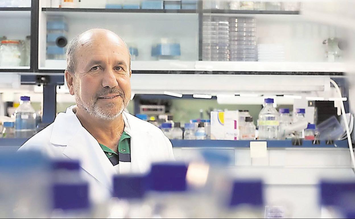 El virólogo vallisoletano Mariano Esteban, en su laboratorio del CSIC. 