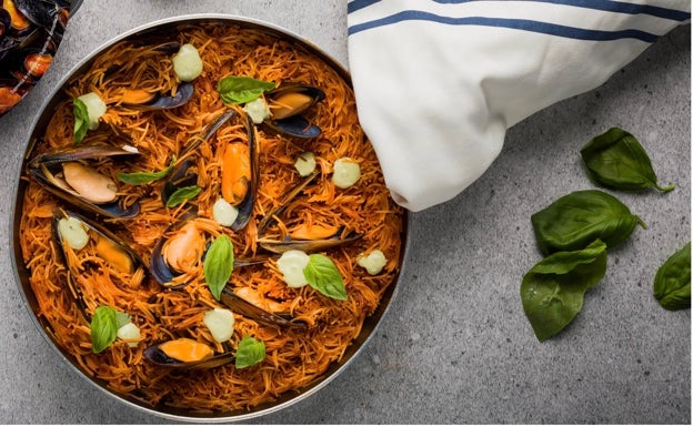 Fideuá de mejillones con alioli de albahaca