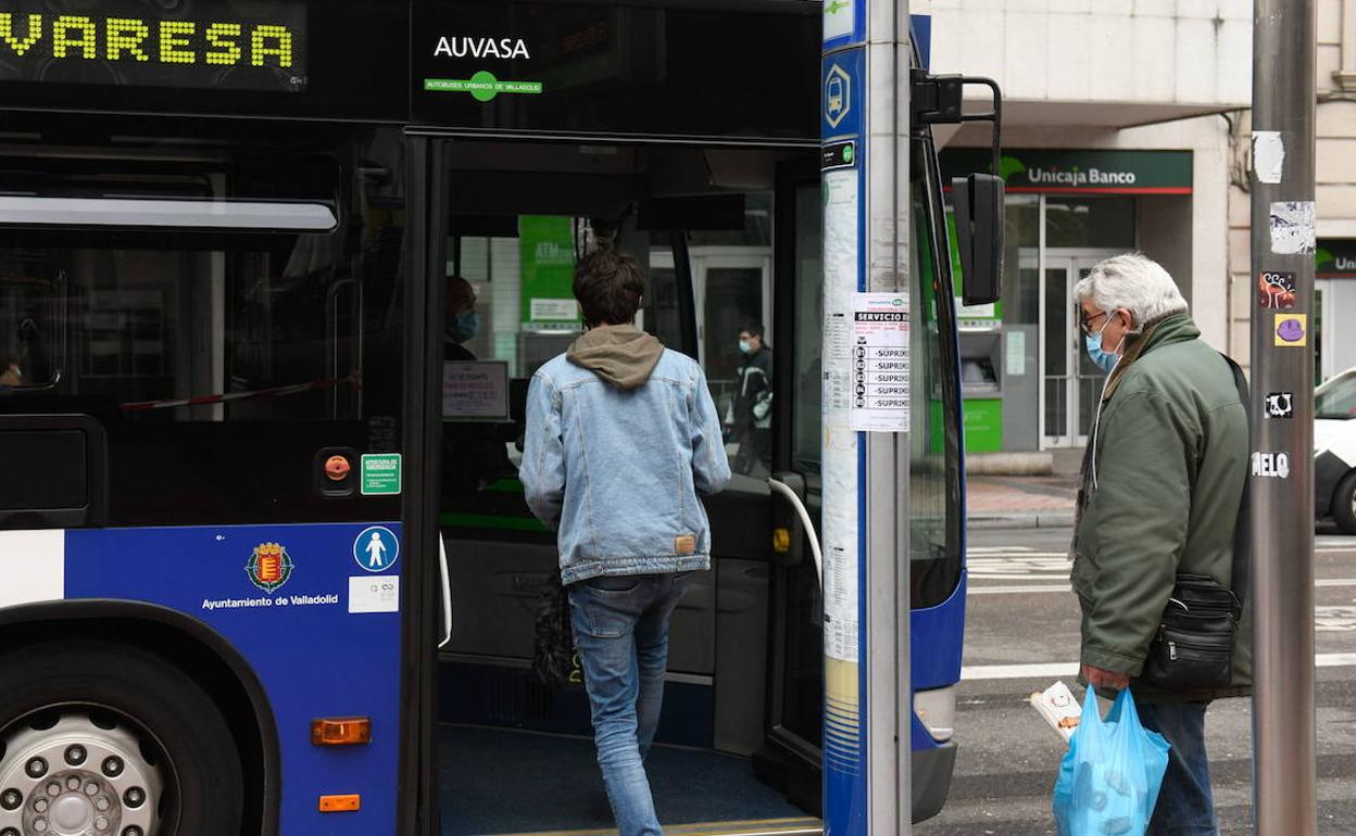 Dos usuarios de un autobús urbano acceden al vehículo.